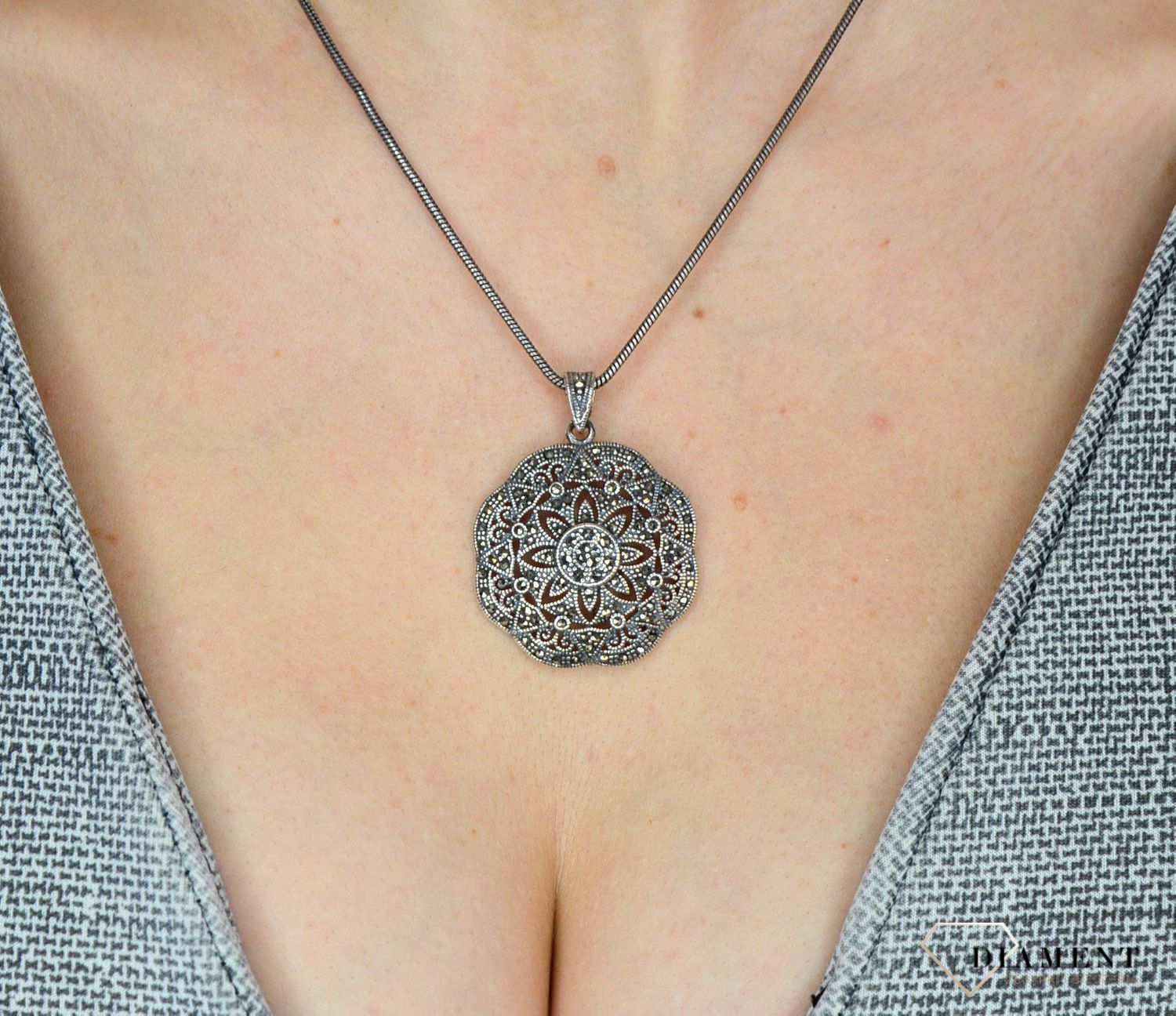 Srebrna zawieszka z markazytami W 1545.jpg